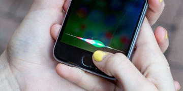Подрядчики Apple слушали по 1000 чужих запросов к Siri в день